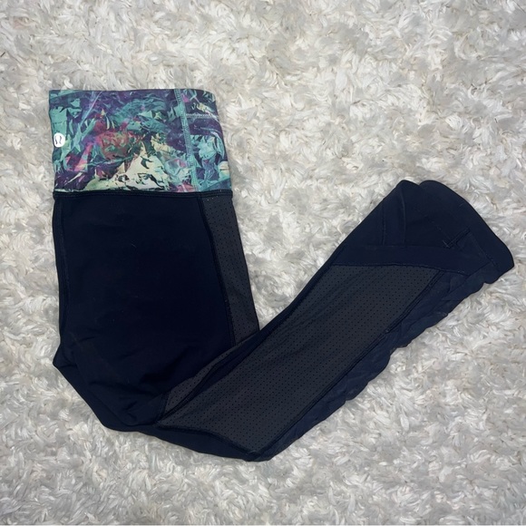 Lululemon Var-City Cropped Navy Blue Floral Workout Pants Sz 4 - Picture 2 of 7